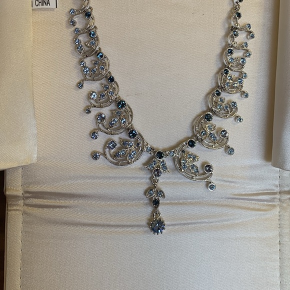 Brand New Wedding Set - Picture 8 of 9